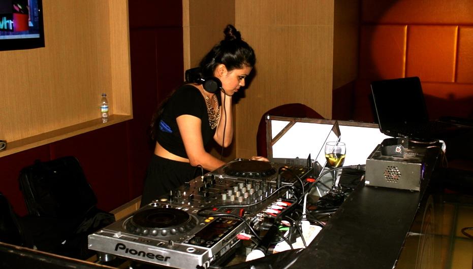 female disco jockey delhi