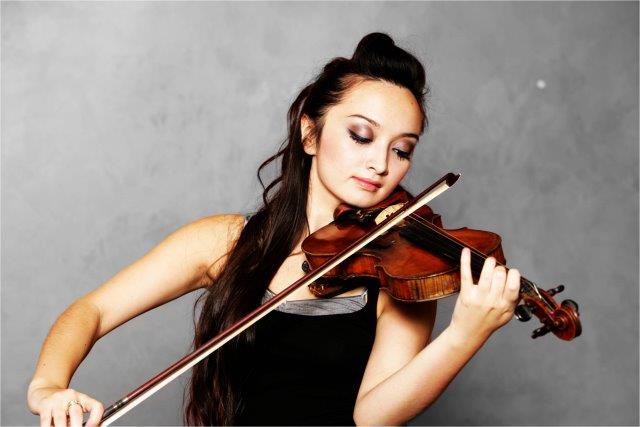 female violin player delhi